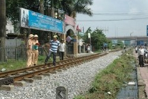 Lao ra cứu con, mẹ bị tàu hỏa đâm chết