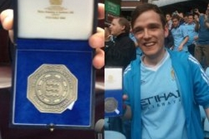 Ashley Cole “vứt” HC Siêu cúp Anh cho CĐV Man City