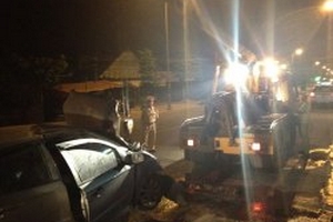Xe ô tô cháy nổ trong đêm, 3 người bị thương