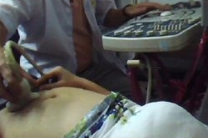 Theo bà bầu đột nhập nơi xét nghiệm máu... đoán giới tính