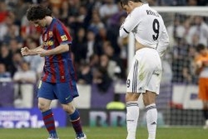 Messi và Cristiano Ronaldo bất phân thắng bại trong các cuộc thăm dò dư luận