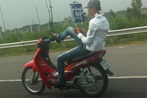 "Quái xế" thản nhiên vừa lái xe bằng chân, vừa nhắn tin