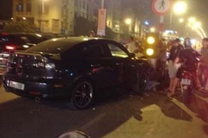 Hà Nội: Mazda 3 đâm cầu vượt, tài xế dọa "bỏ tù" phóng viên