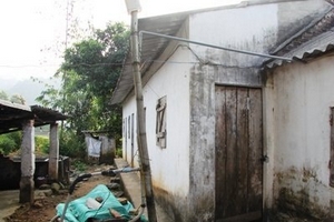 Nữ sinh bị bắt cởi đồ, đánh ghen muốn nghỉ học