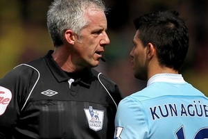 Cầu thủ Argentina bị trọng tài phân biệt đối xử vì tinh quái?