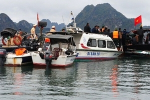 Lật xuồng trên Vịnh Hạ Long, 5 du khách thiệt mạng