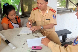 CSGT cứu cô gái định nhảy cầu Chương Dương