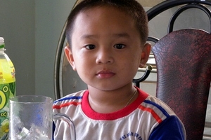 Cậu bé bốn tuổi vừa biết nói đã biết đọc