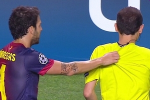 Cesc Fabregas tóm cổ trọng tài