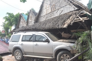 Ôtô lao vào quán nhậu, húc thủng tường nhà dân