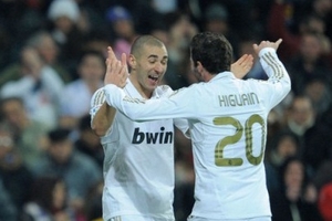 Tại sao Mourinho chọn Benzema chứ không phải Higuain ?