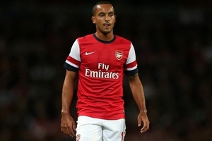 Podolski - Gervinho tỏa sáng, ai lo lắng?