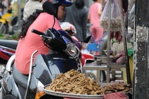 Chả cá, giò sống: Nhìn thấy không dám ăn