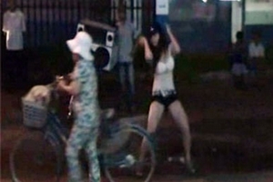 Kiều nữ nhảy khiêu dâm giữa phố Sài Gòn để... bán kẹo kéo