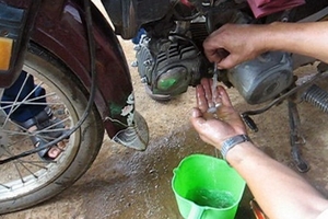 "Dính" xăng nước lã, hàng trăm xe chết máy
