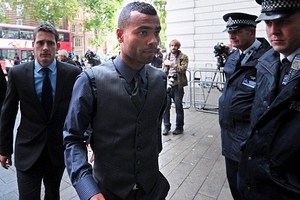 Bất bình chuyện Terry, Ashley Cole lăng mạ FA