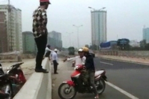 "Giải cứu" xe vi phạm chốc lát, "hốt bạc" trên cầu Thanh Trì