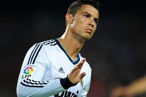 Ronaldo "trêu ngươi chọc tức" các Cule?