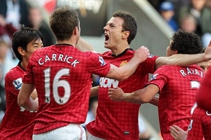 Đại thắng Newcastle, M.U soán ngôi Man City