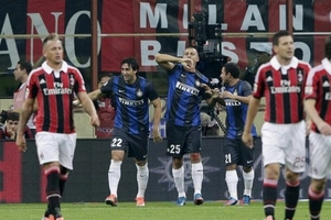 Chơi thiếu người, Inter vẫn đánh bại Milan