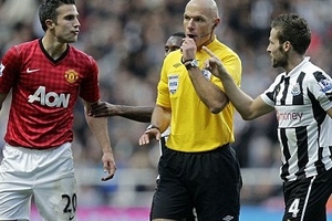 Huých Cabaye, Van Persie đối mặt án phạt từ FA