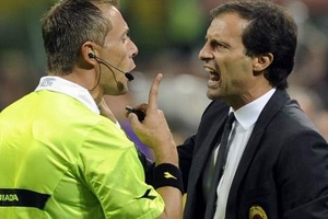 Thua Inter, HLV Milan chỉ trích trọng tài