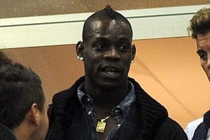 Bất mãn với Mancini, Balotelli bỏ về Italia xem derby Milan