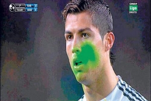 Ronaldo bị fan Barca chiếu laser, lần này Real có kiện?