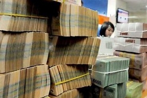 Lay lắt, doanh nghiệp viện đủ cớ nợ lương