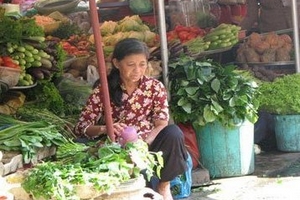 TP.HCM: Rau khan, hàng đắt giá vì ngập