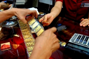 Người dân đang phải mua vàng giá 'trên trời'?!