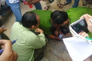 Trong mẫu xăng có pha methanol và nước