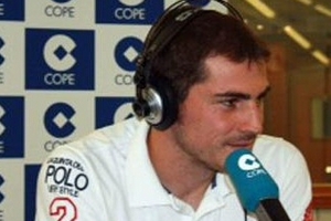 Iker Casillas day dứt vì bị Messi chọc thủng lưới