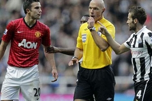 Van Persie thoát tội vụ "cùi chỏ" với Cabaye