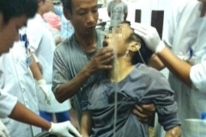 Máy nghiền cuốn nát 2 chân một thanh niên