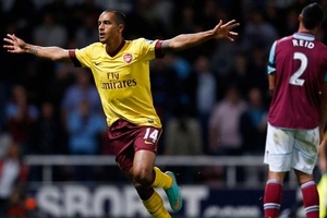 Arsenal quyết “làm căng” với Theo Walcott