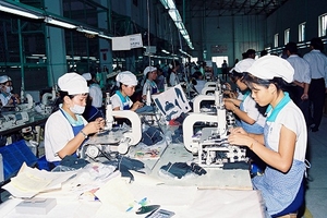 Công nhân mất việc vì “chùm khế ngọt”