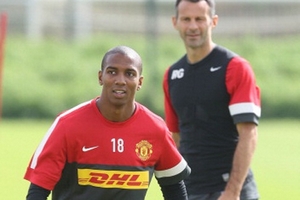M.U đón tin vui: Ashley Young trở lại