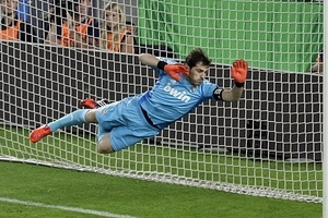 Casillas bị nghi ngờ “thả lưới” cho Messi?