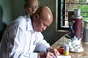 Chữa câm điếc bằng cách... véo tai, bẻ lưỡi