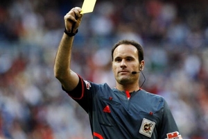 “Xử đẹp” cho Fabregas, trọng tài Lahoz bị treo còi