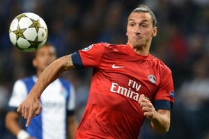 Ibra mượn Balotelli để mỉa mai Barca