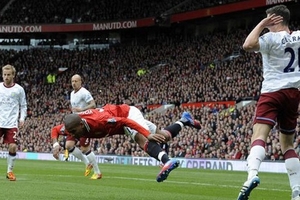 Sir Alex nên nhìn vào M.U trước khi chỉ trích những “kịch sỹ” nước ngoài