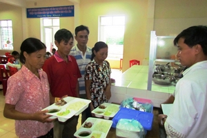 Hà Tĩnh: Phát cơm miễn phí cho bệnh nhân nghèo