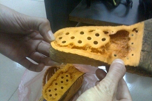 Nghi vấn có hóa chất độc hại từ dép trung quốc