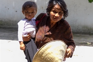 'Bà ăn xin bên cháu bé 2 tuổi'-Sự thật nhói lòng