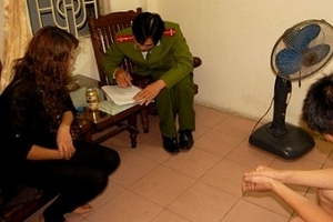 Phải xử lý nặng cán bộ, công chức mua dâm