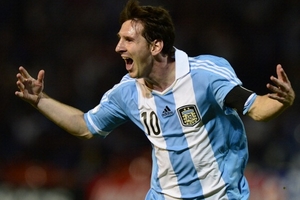 Vươn tới cột mốc 67, Messi đe dọa kỉ lục của Pele