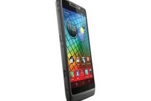 Motorola RAZR i "lên kệ" tại Anh