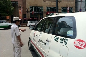 Tạm giữ ô tô cố tình vi phạm dừng đậu trái phép